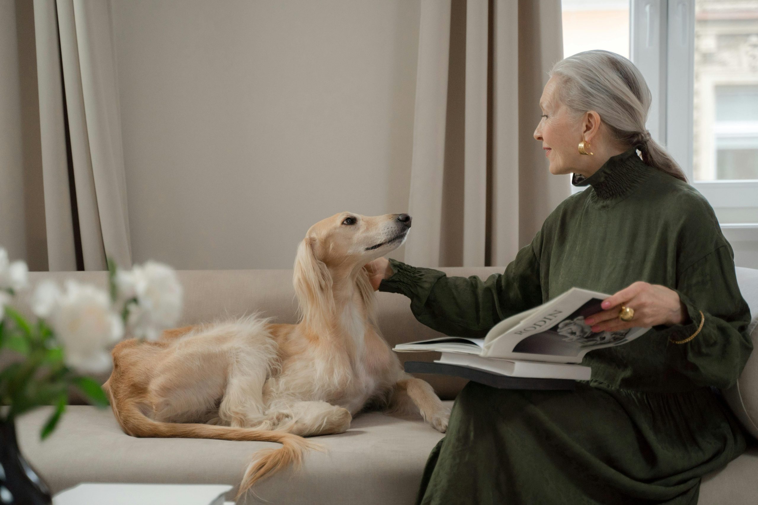  Yaşlılıkta Evcil Dostlarla Geçen Günler: Sağlıklı ve Neşeli Bir Yaşamın Anahtarı